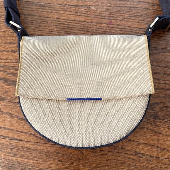 Rothy’s tan navy blue knit the saddle bag crossbody minimalist purse bag - Picture 2 of 5